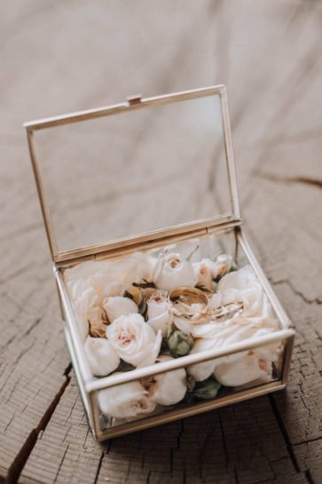 gold ringbox, white roses, wedding rings, krakow