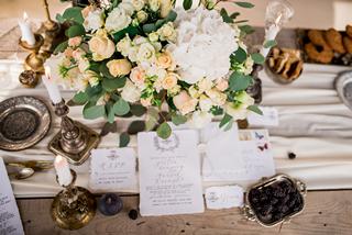 wedding decoration, gold lantern, roses, elegant wedding