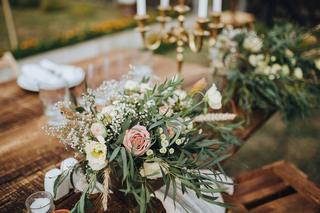 wooden decoration, classy flowers, wedding bouquet, cracow