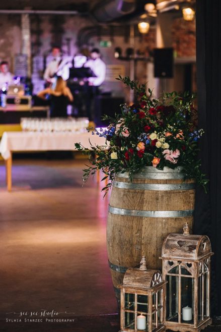 wedding venue decoration, lanterns floral theme, barrel, wedding planner krakow