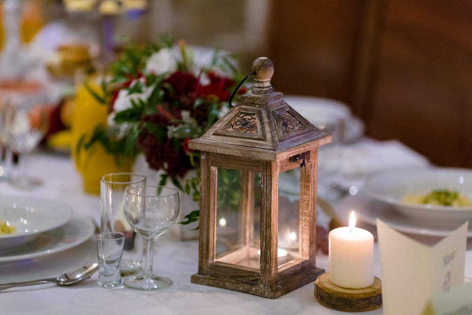 wedding table decorations burduny bouquet candels lantern